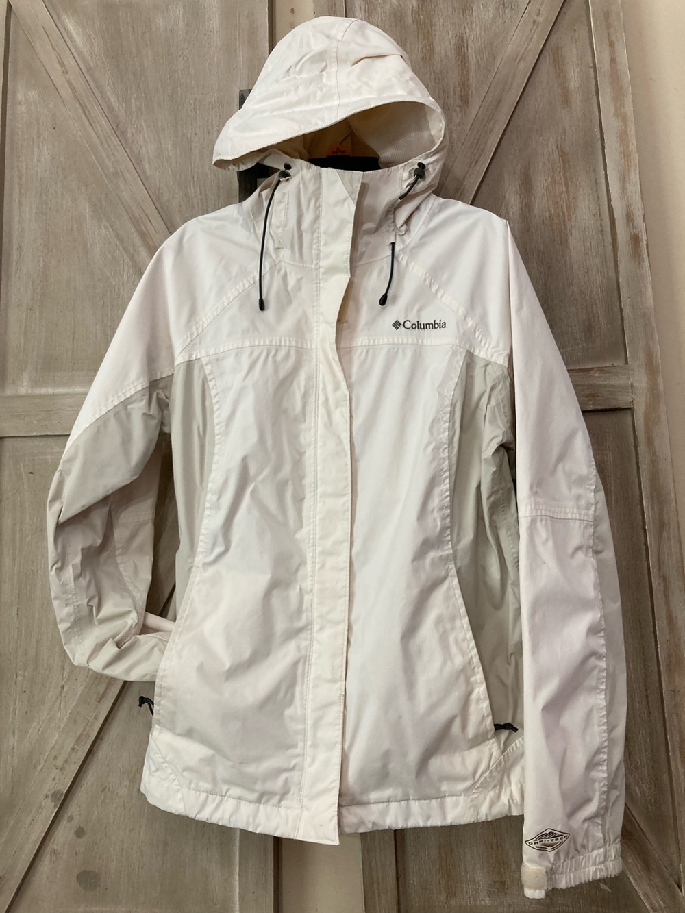 Columbia Women’s Arcadia 11 Rain Jacket with a full Zip and hood
Size Medium
